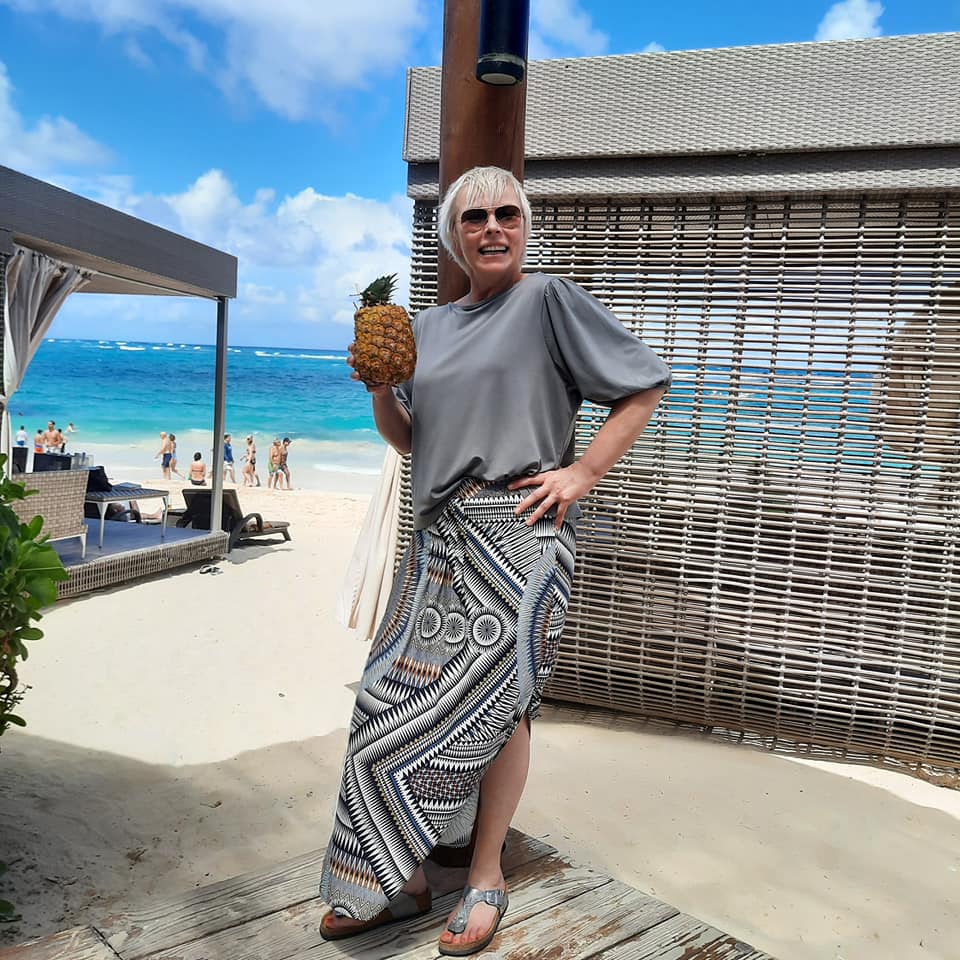 Ann met cocktail op strandvakantie in Punta Cana, Dominicaanse Republiek, Caraïben